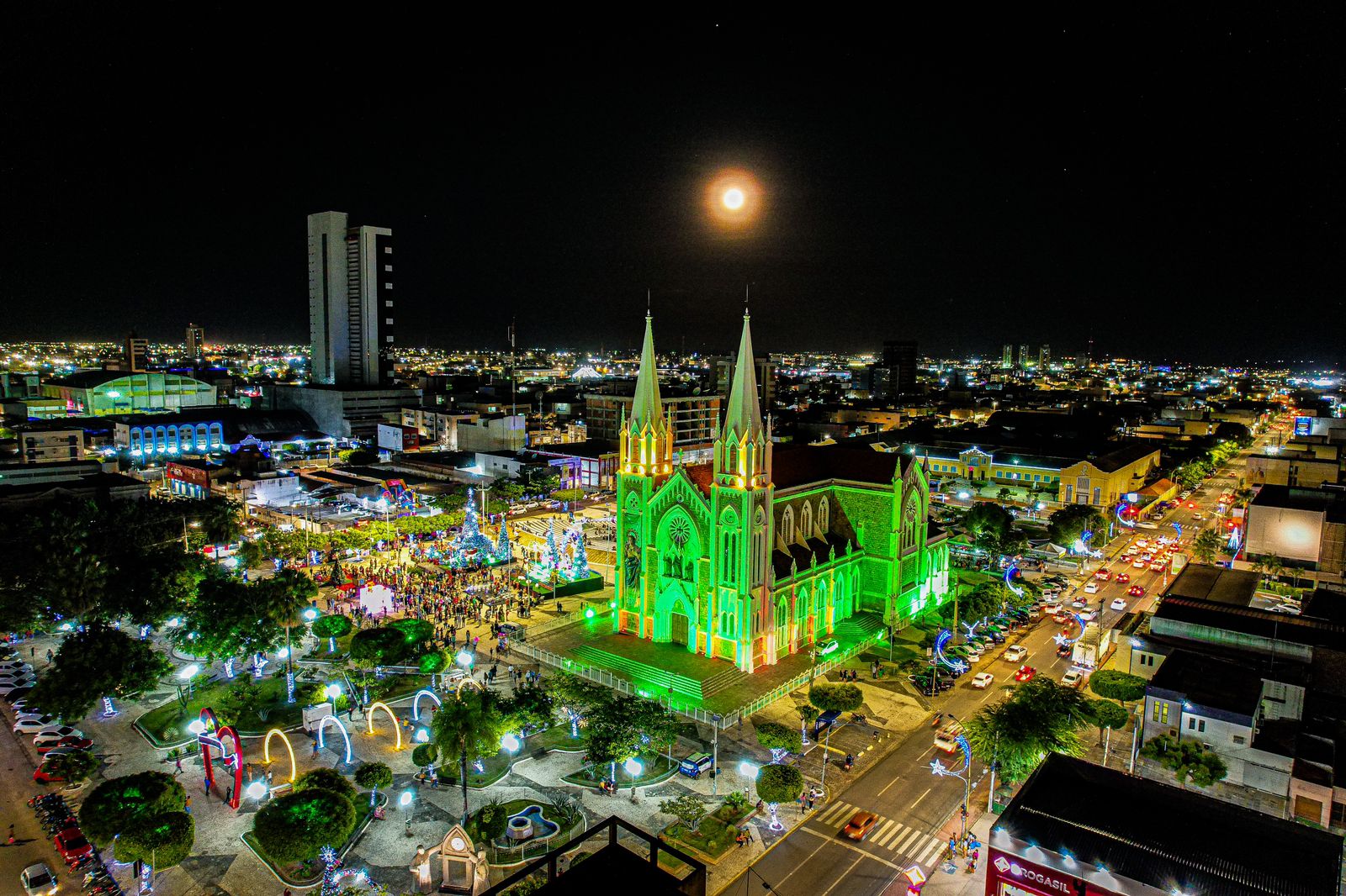 Em Petrolina, Simão lança Natal Luz e amplia decoração na cidade