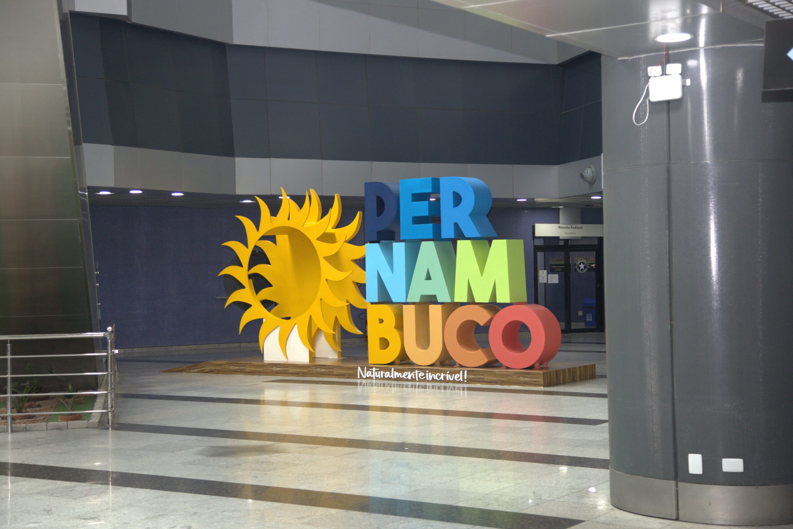 Novo letreiro de Pernambuco é instalado no Aeroporto do Recife