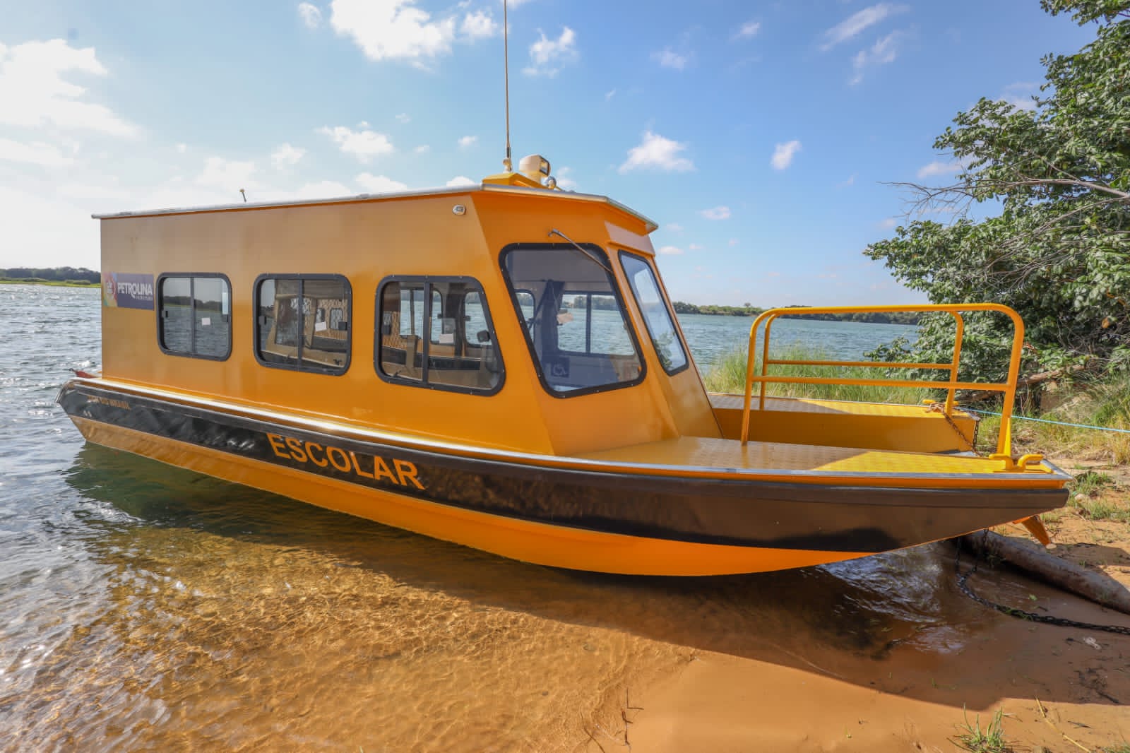 Simão entrega duas lanchas escolares para o transporte de alunos ribeirinhos de Petrolina