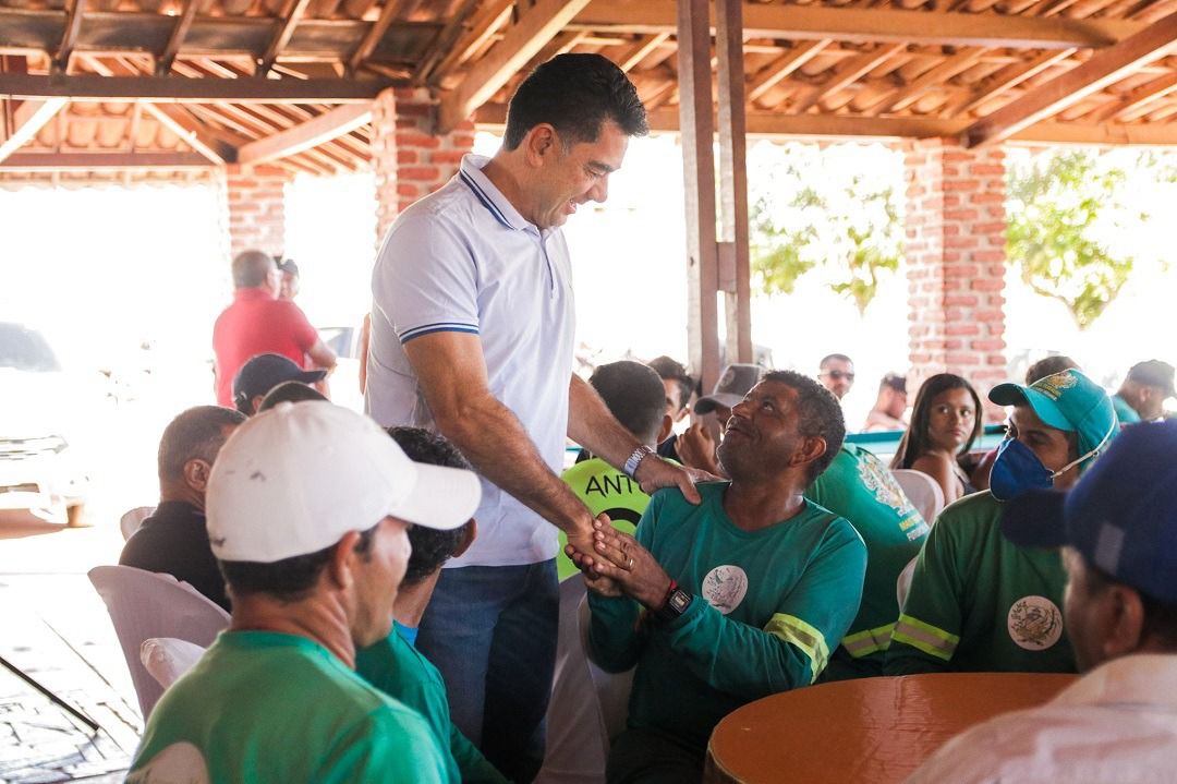 Pimentel garante bônus de Natal para servidores da limpeza 
