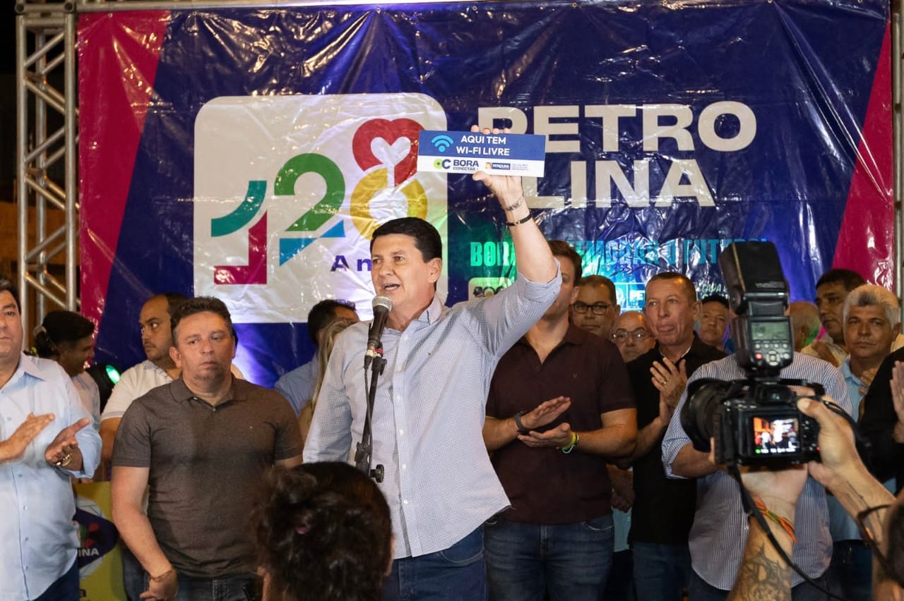 Simão entrega praça requalificada e com wifi livre em Petrolina