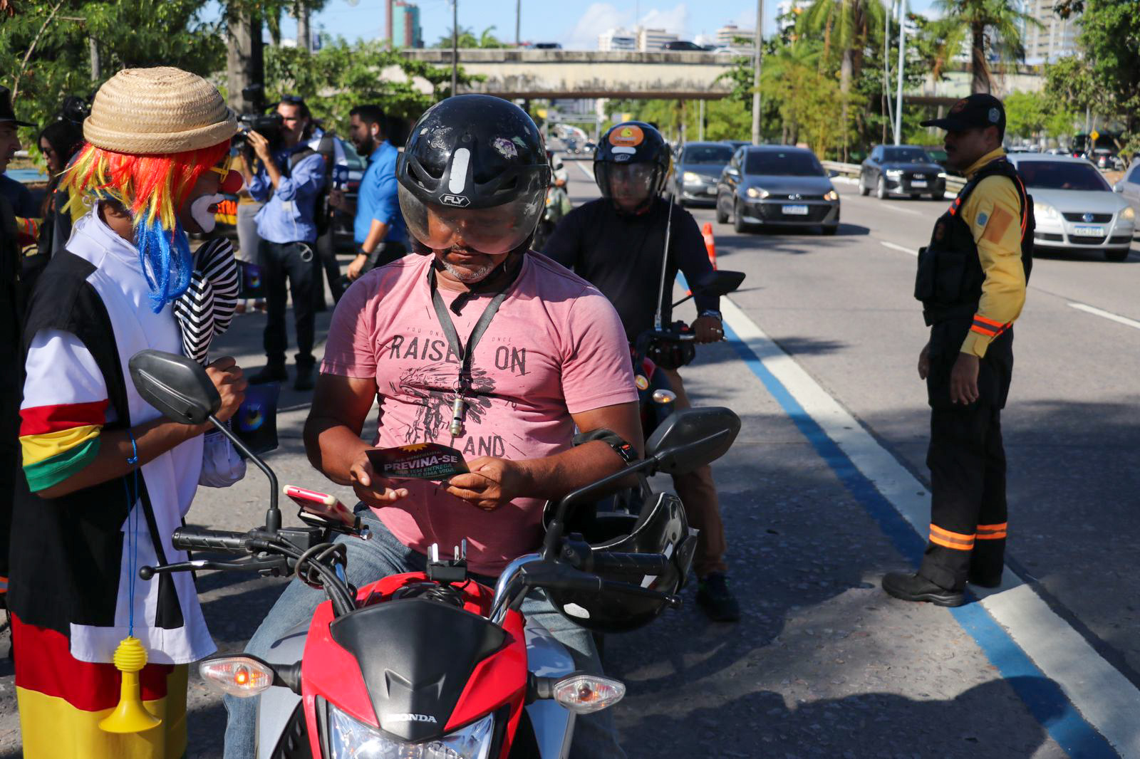Pilotar com mais segurança e atenção é o mote do Detran-PE neste mês