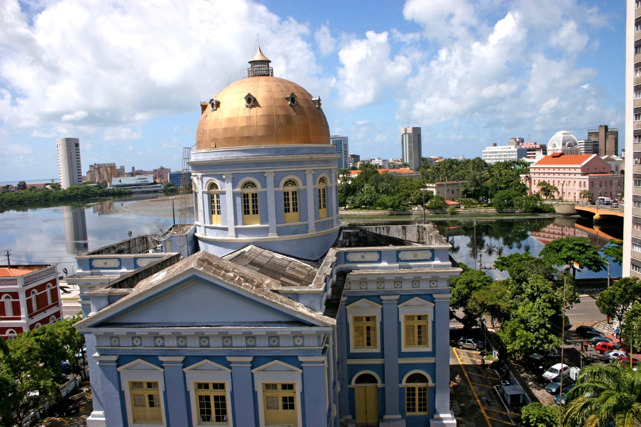 Alepe inaugura decoração com iluminação cênica e árvore de Natal flutuante