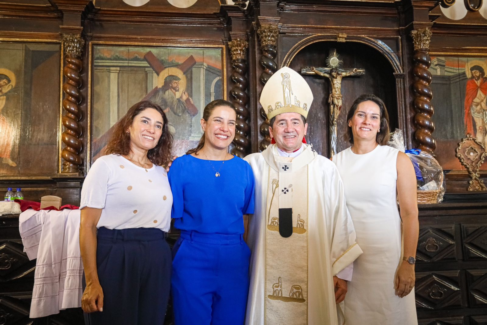 Governadora prestigia imposição do pálio a Dom Paulo Jackson