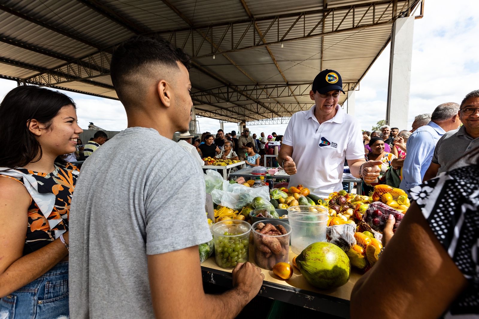 Simão Durando entrega nova feira livre em Petrolina