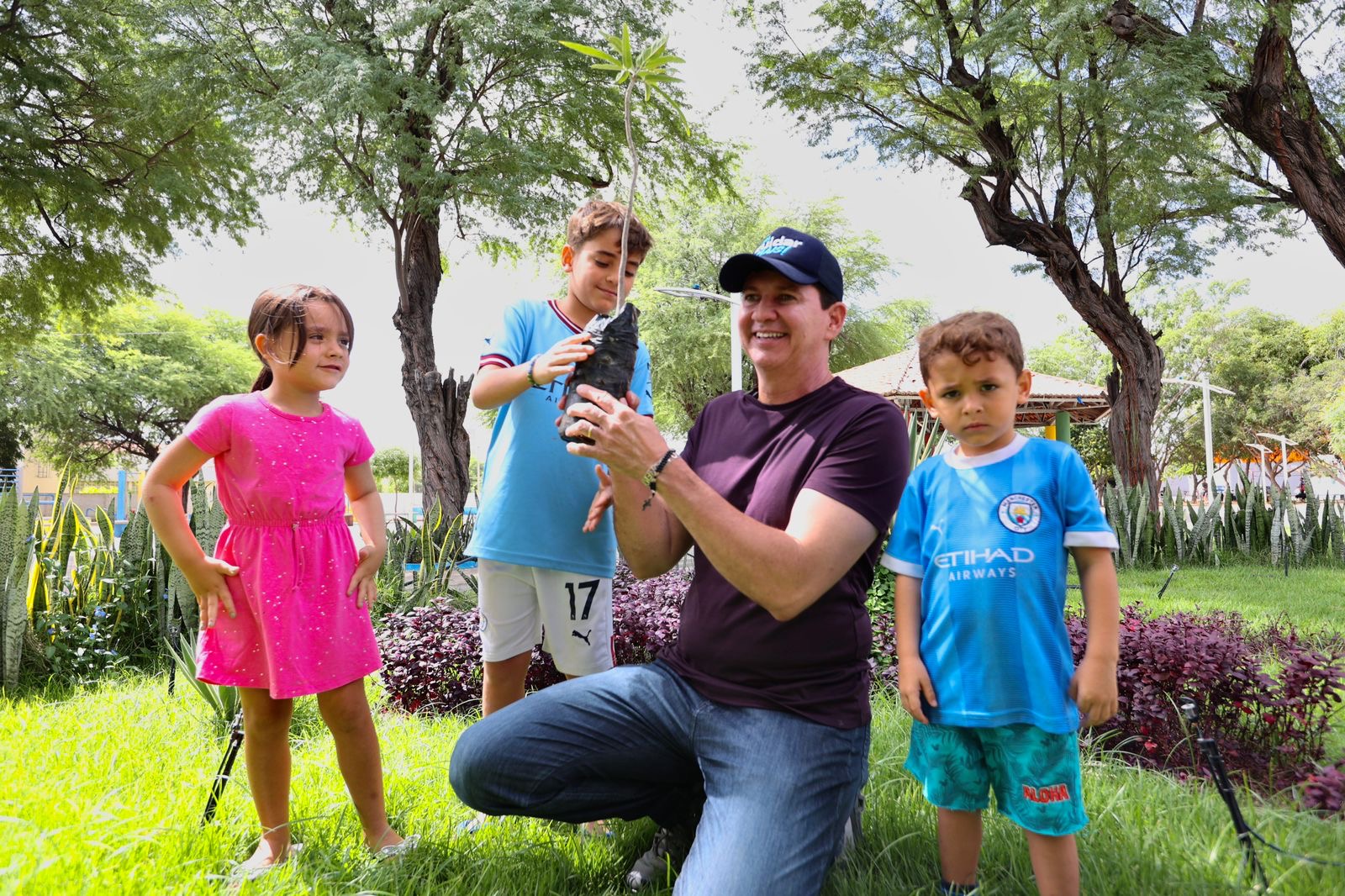 Simão lança programa para plantar 50 mil árvores em Petrolina