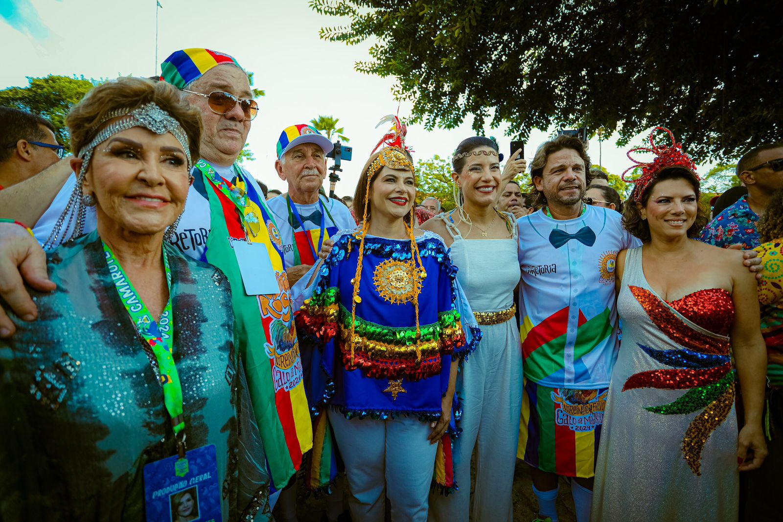 Raquel e Priscila prestigiam o 45° desfile do Galo da Madrugada