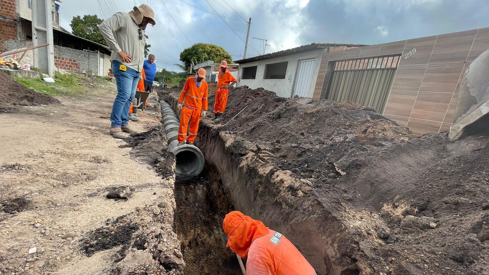 Paulista interdita via de acesso para construção de ponte