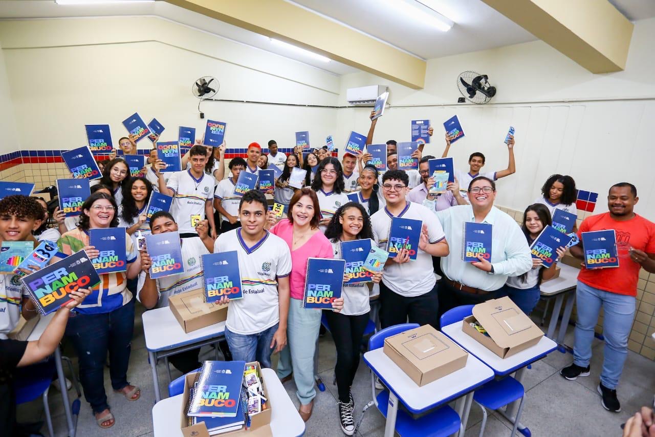 Priscila Krause participa de abertura de ano letivo no Recife