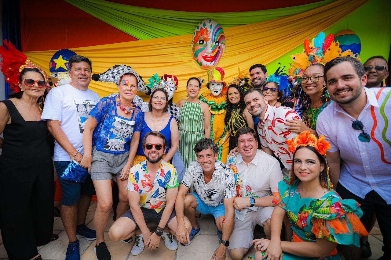 Raquel e Priscila prestigiam a folia dos Papangus de Bezerros 