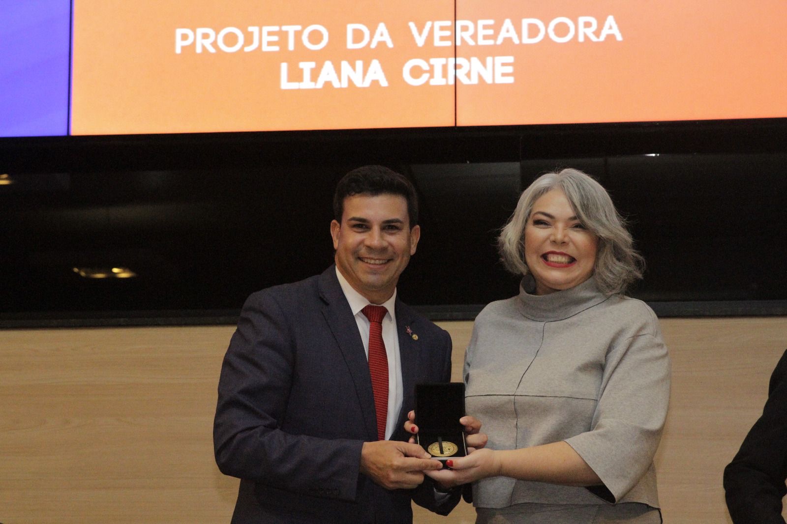 Com Câmara lotada, Veras recebe Título de Cidadão Recifense