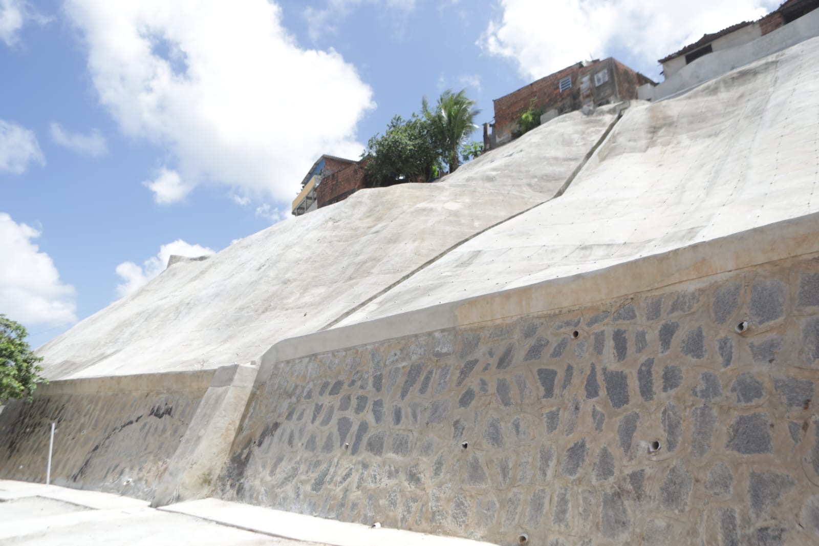 Prefeitura do Recife entrega contenção de encosta na Zona Norte 