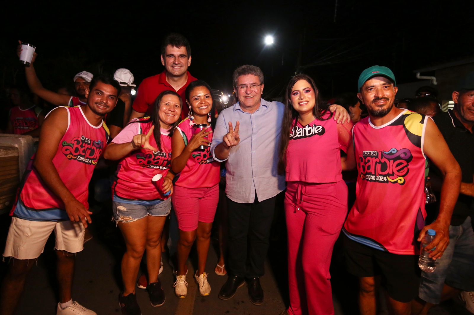 Ao lado de Manuella Mattos, Duque participa de bloco na cidade de Itambé 