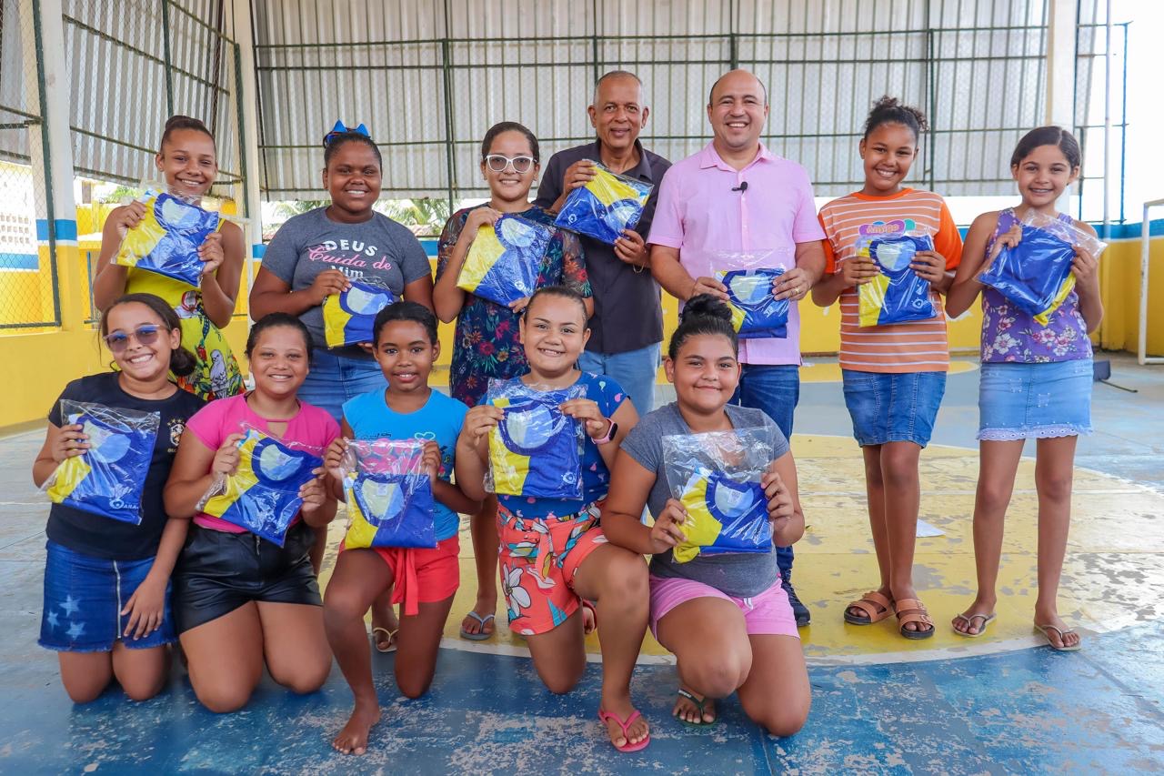 Prefeitura de Araçoiaba entrega fardamento escolar a 3,7 mil estudantes 