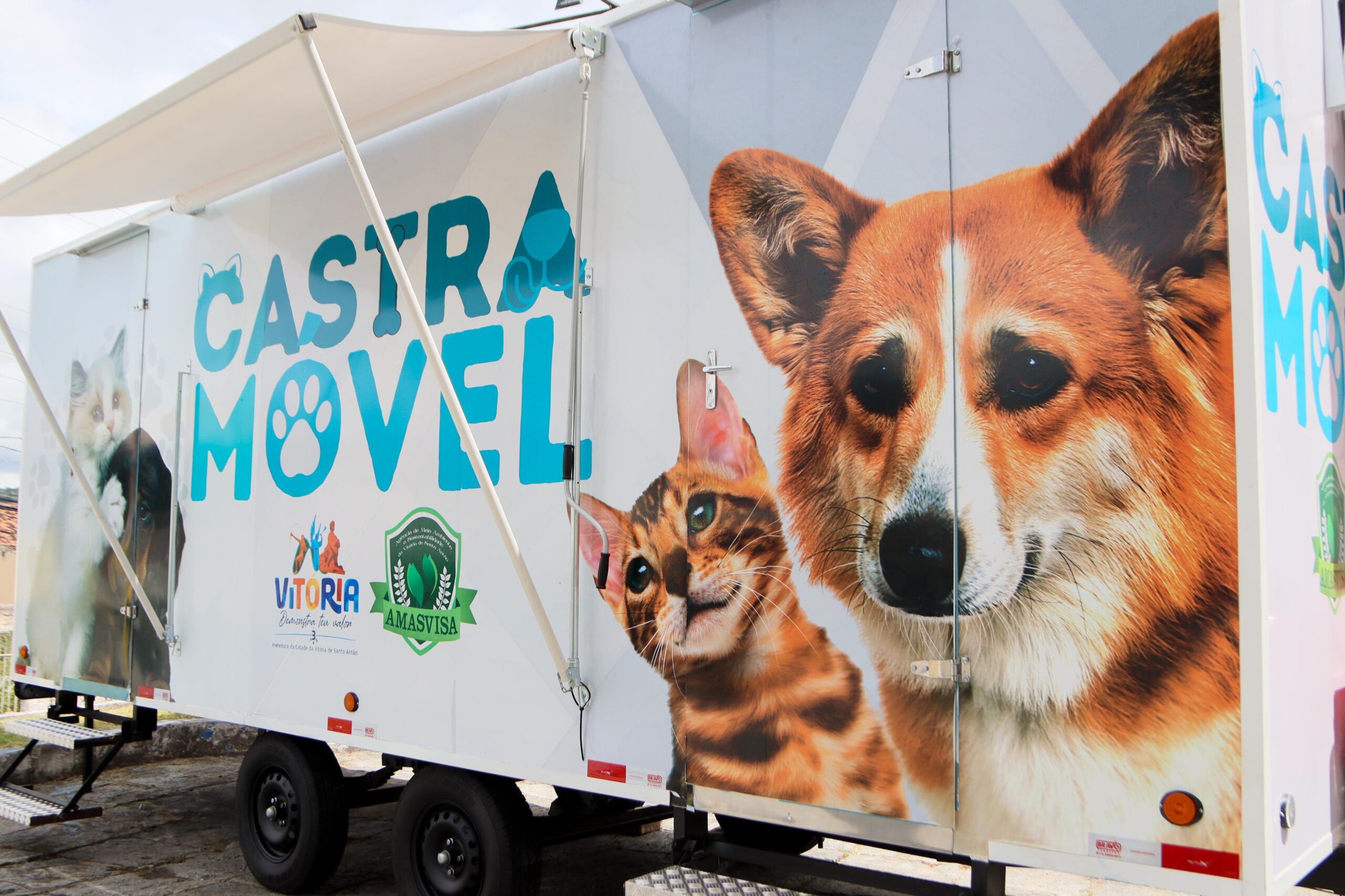 Vitória entrega Castramóvel e amplia rede de atendimento veterinário