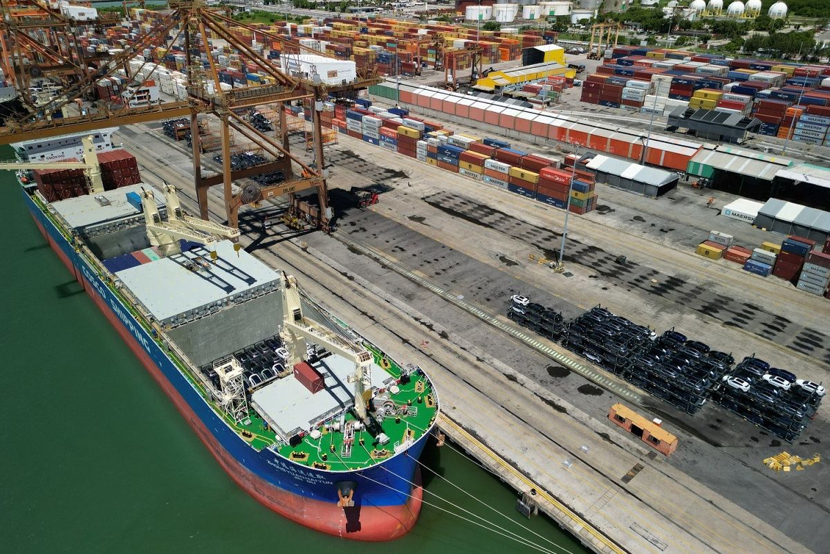 Chinesa BYD desembarca quase 2 mil carros elétricos em Suape