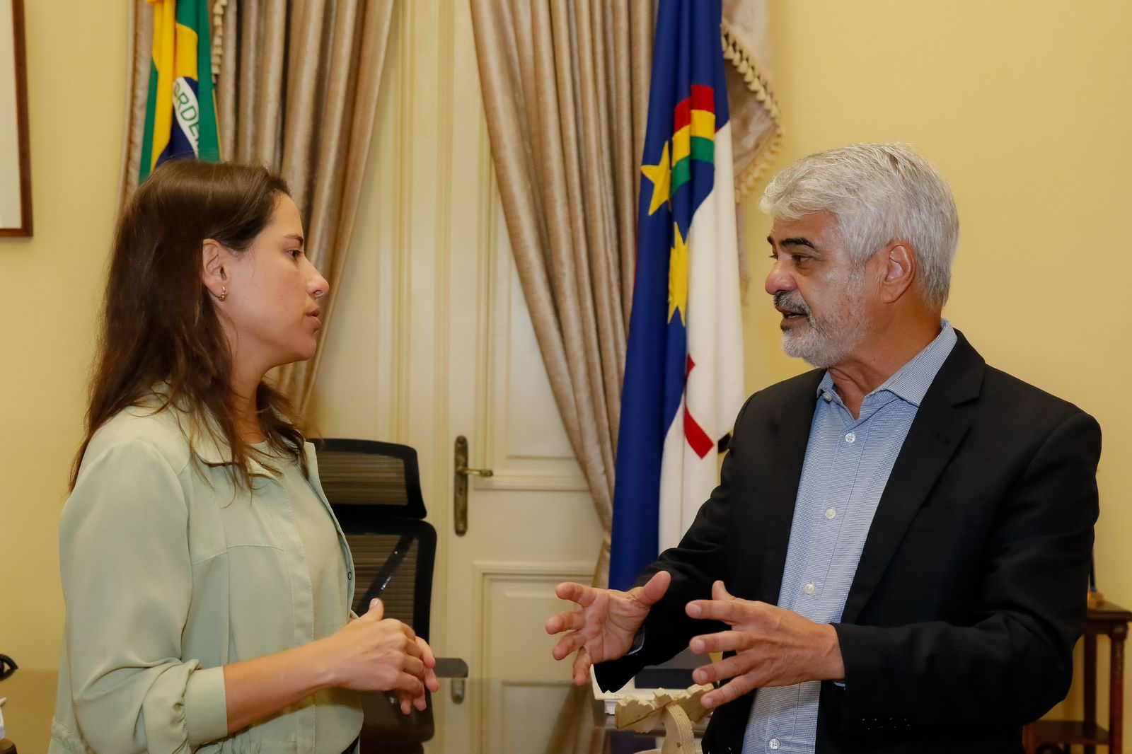 Humberto e Raquel debatem problema dos prédios-caixão no estado