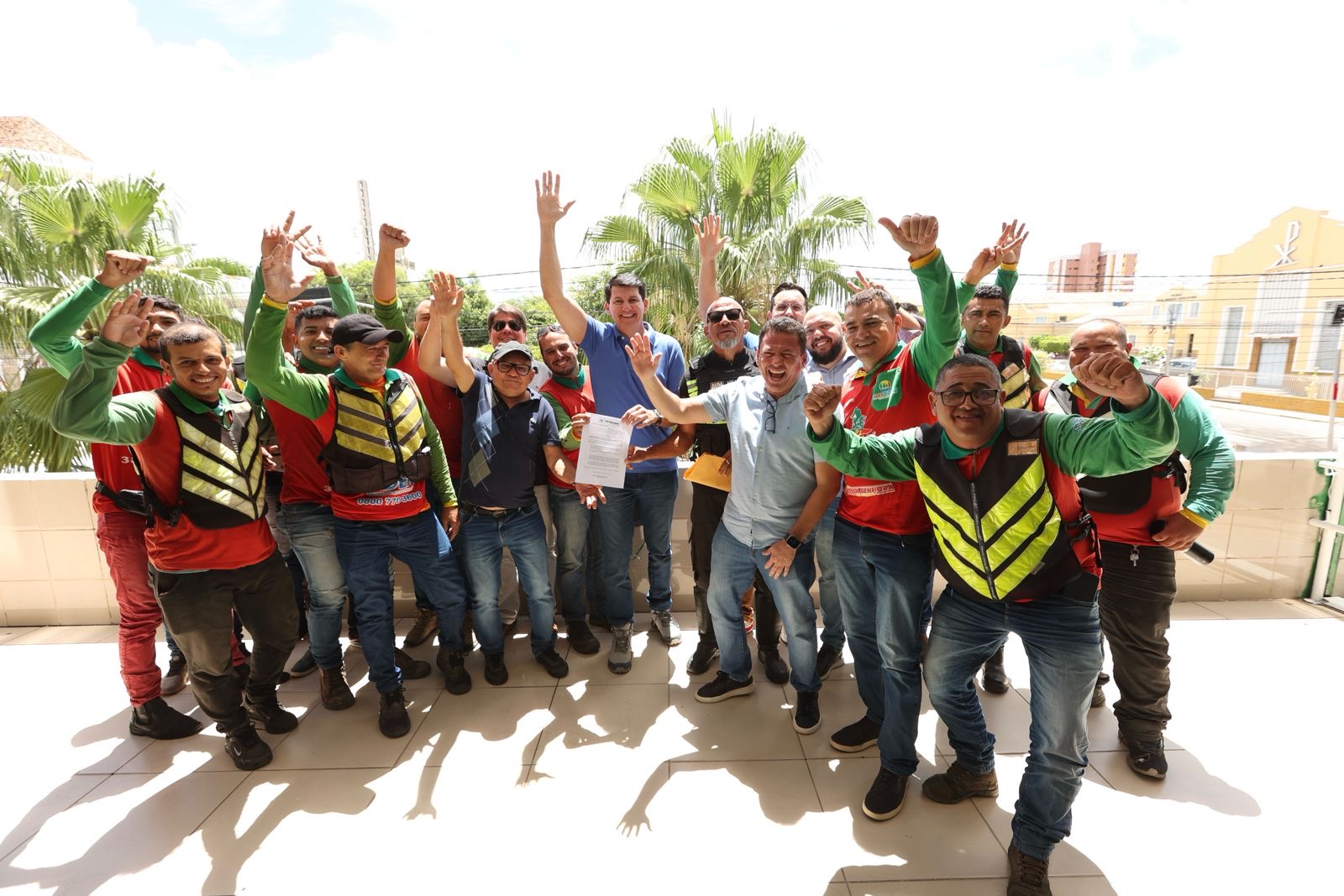 Simão sanciona pacote de medidas para mototaxistas de Petrolina