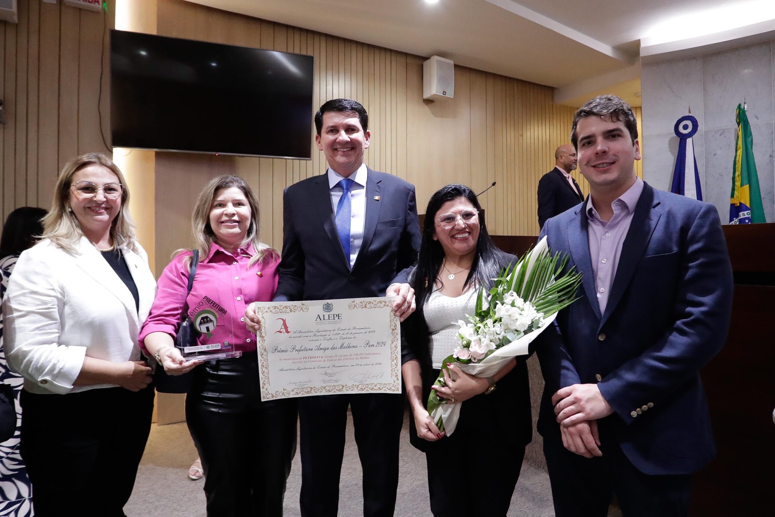 Prefeito de Petrolina é premiado por políticas para mulheres