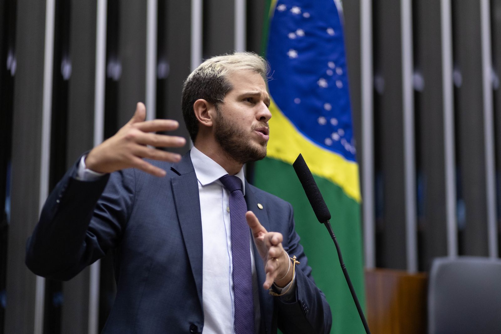 Câmara aprova projeto de coautoria de Pedro Campos que garante água potável nas escolas