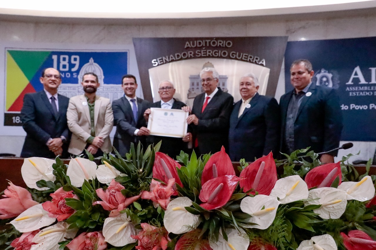 Alepe homenageia o Verdão Distribuidora, por iniciativa de Antônio Moraes