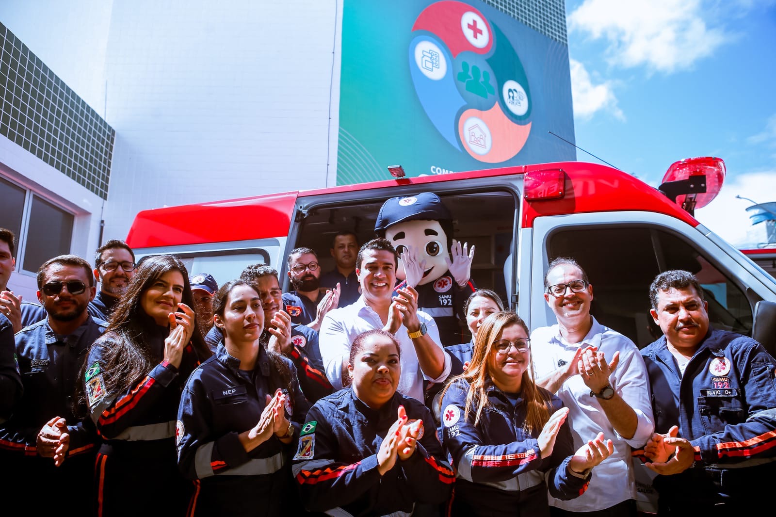 Rodrigo entrega duas novas ambulâncias UTIs para o Samu Caruaru