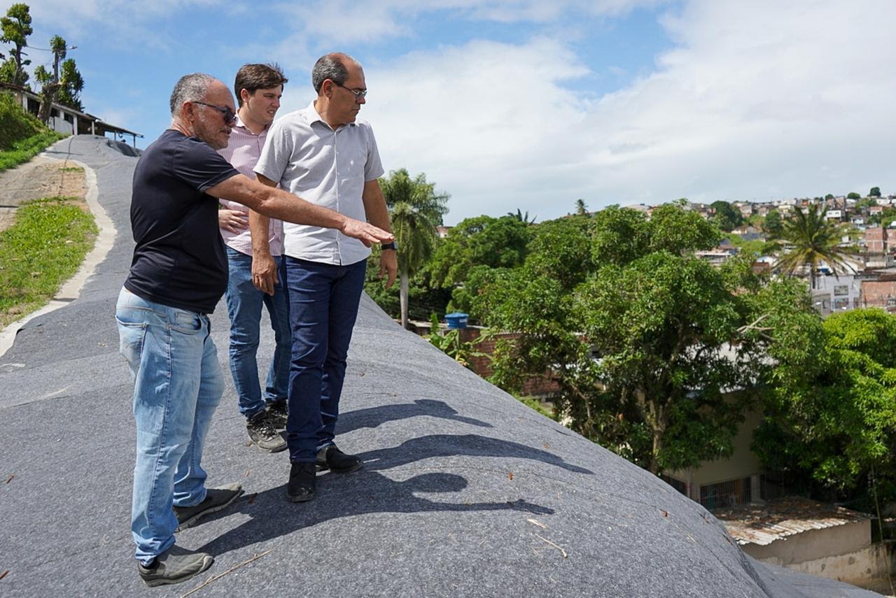 Mano Medeiros vistoria obra de contenção no bairro de Sucupira