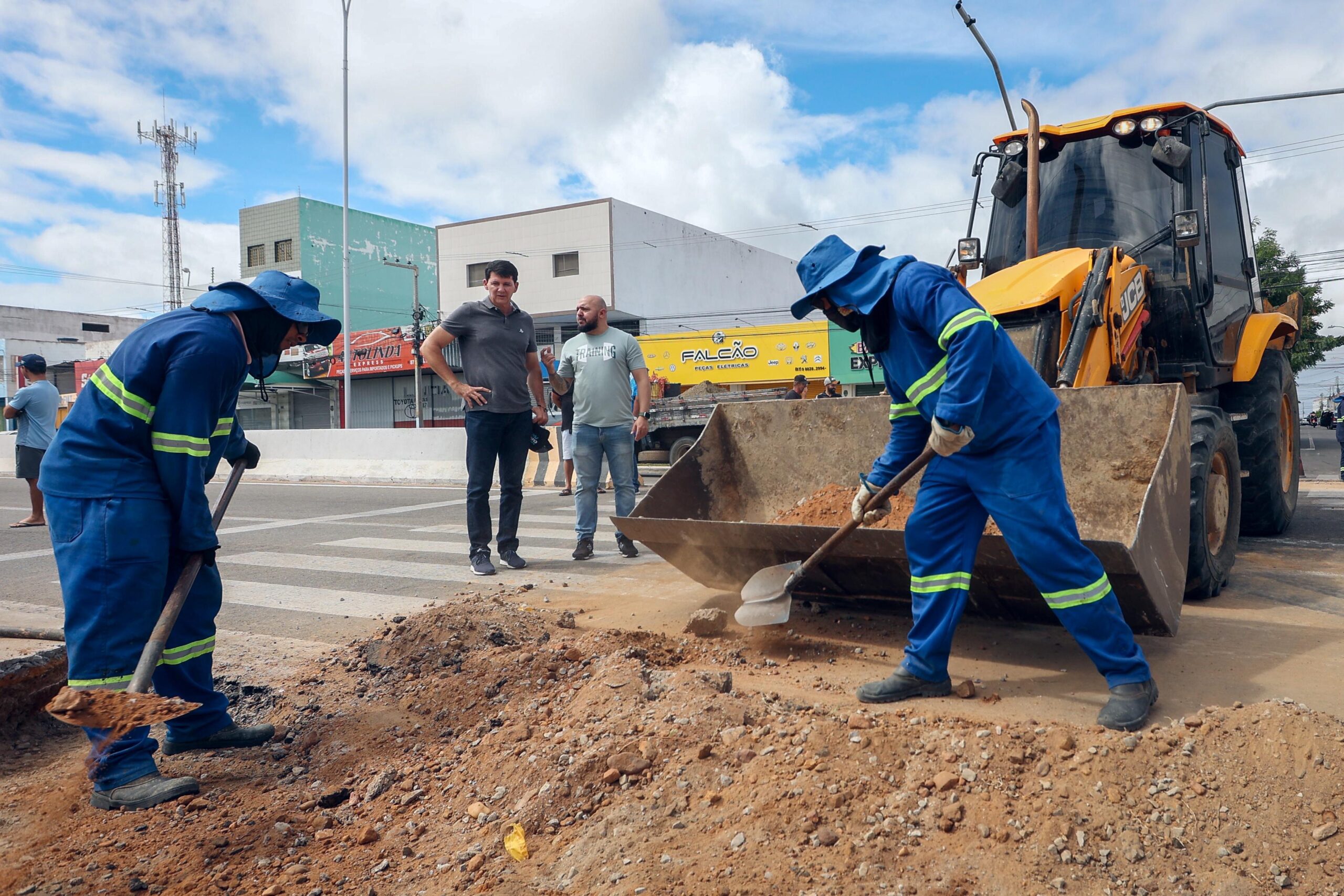 Simão acompanha início da construção do novo acesso ao bairro Ouro Preto