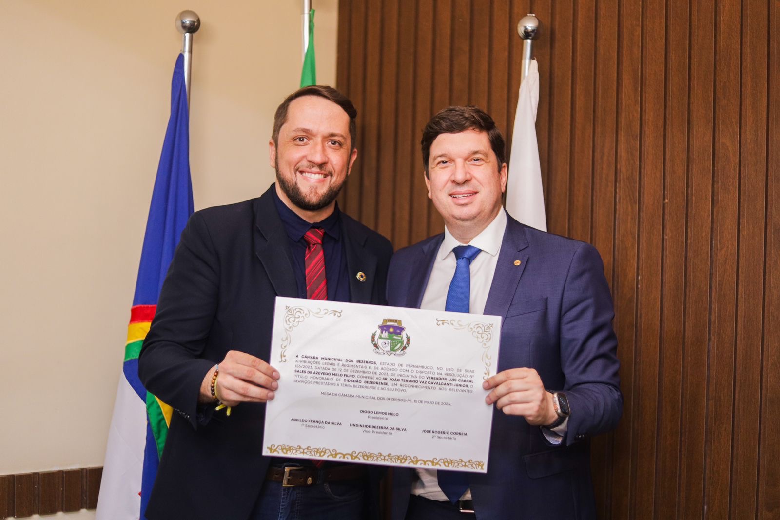 Luisinho entrega Título de Cidadão de Bezerros a Joãozinho Tenório