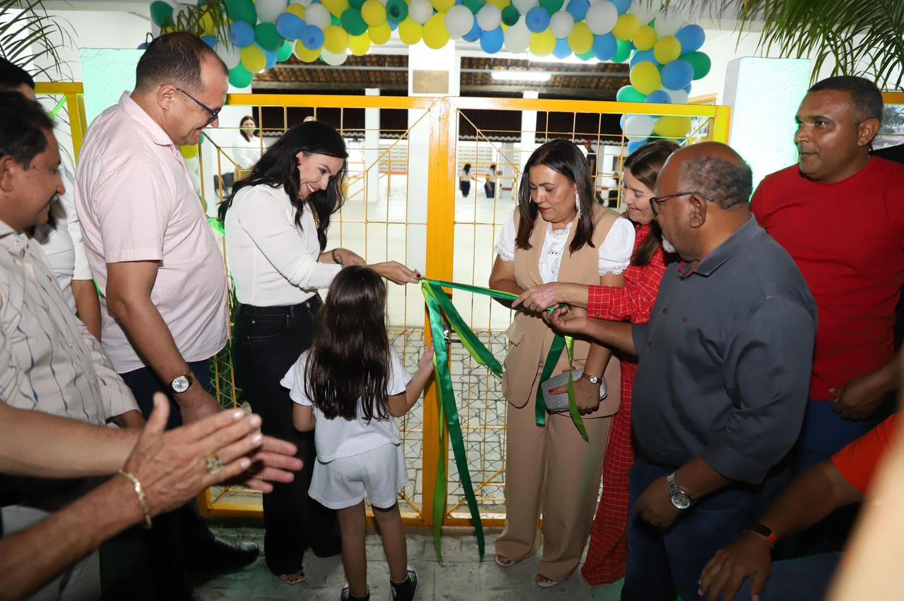 Márcia entrega nova estrutura da Escola Municipal Barão do Pajeú
