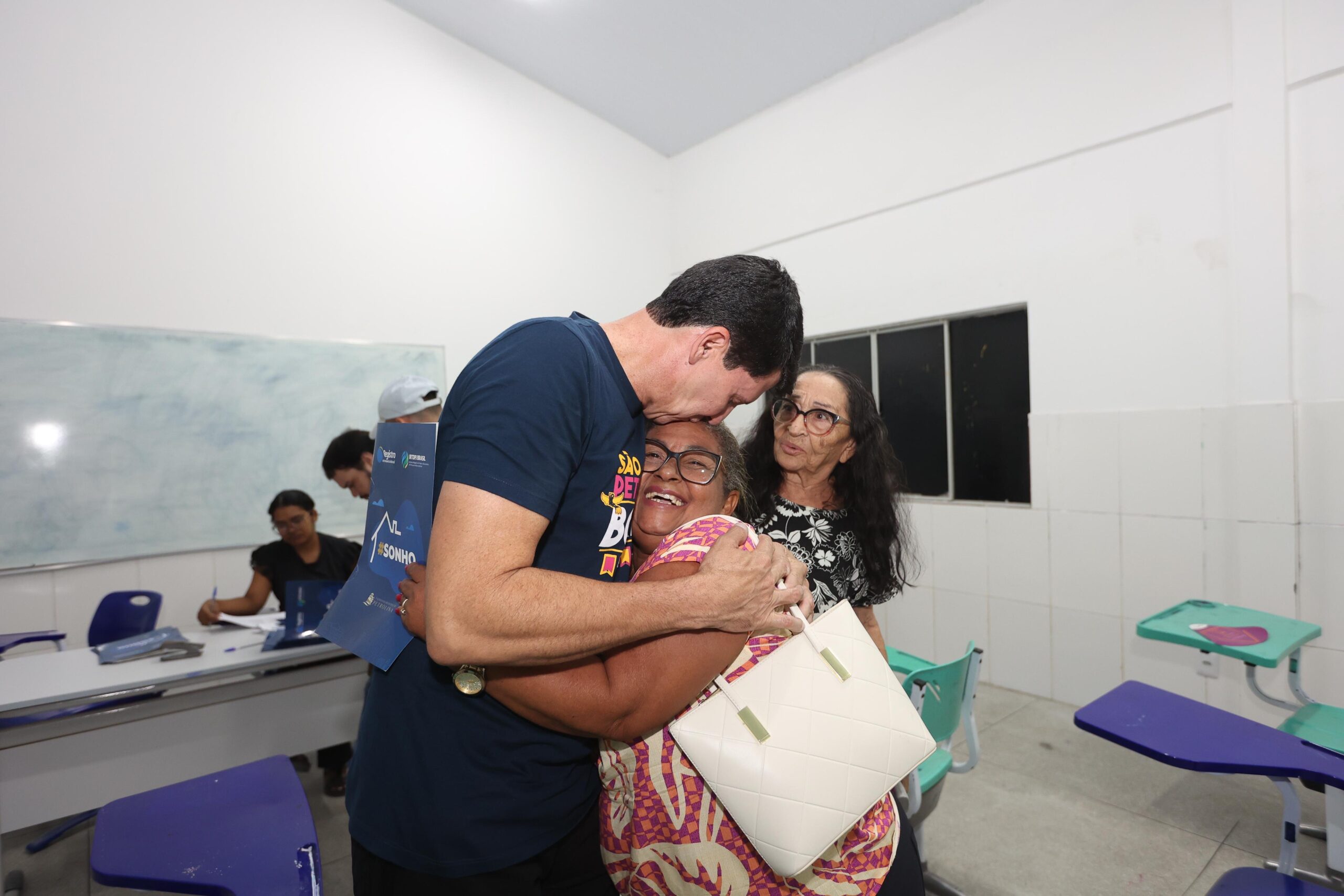 Simão entrega 400 escrituras e títulos de posse em Petrolina 