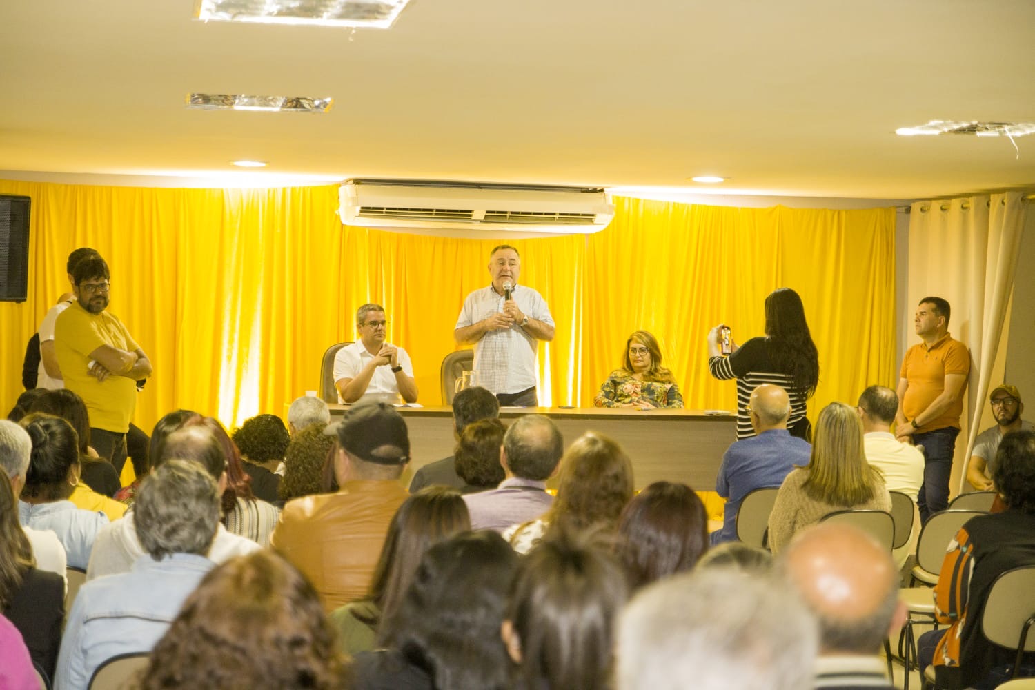 Zeca Cavalcanti encontra professores e reforça compromisso com a educação 