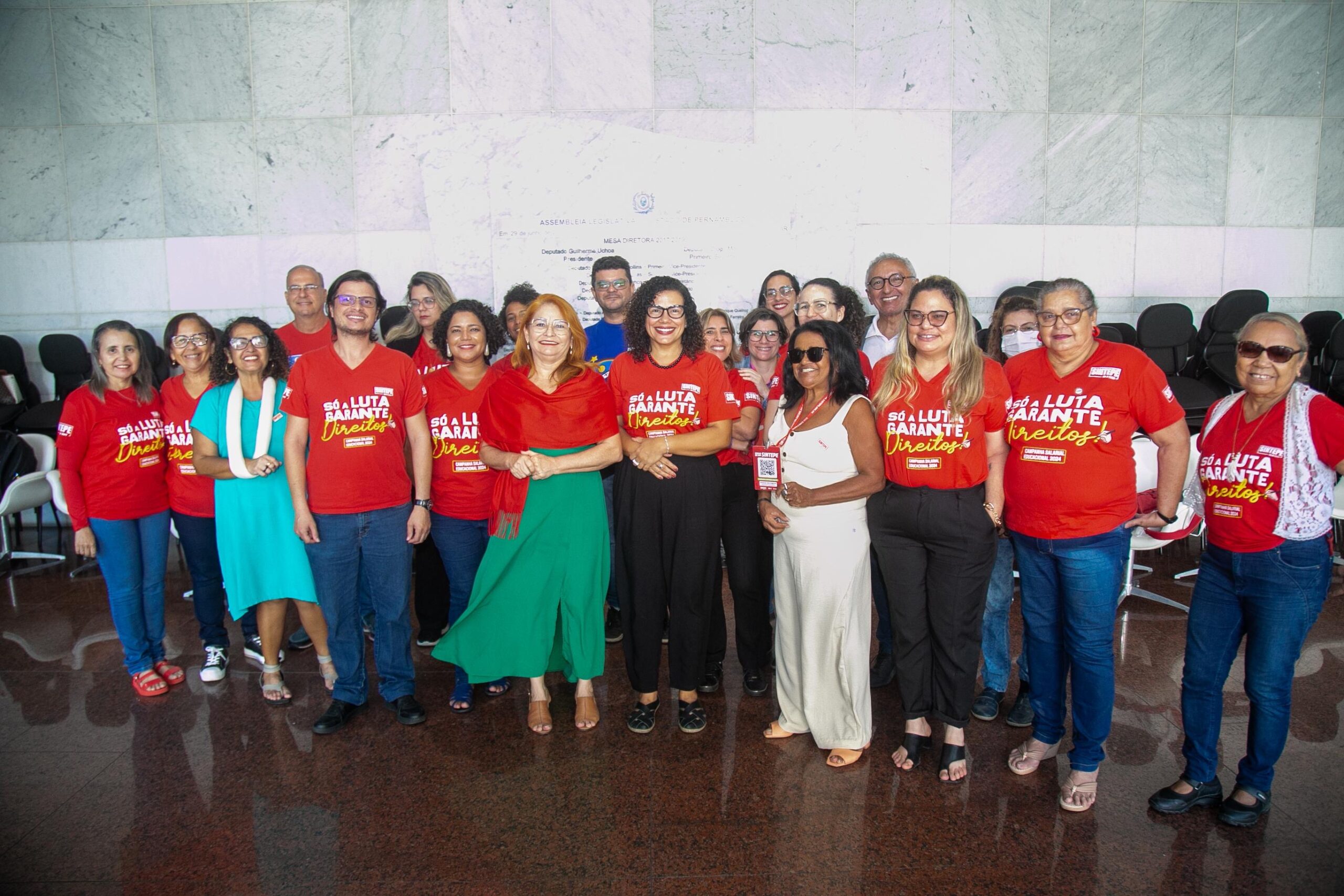 Professores conquistam aumento salarial com aprovação de projeto na Alepe