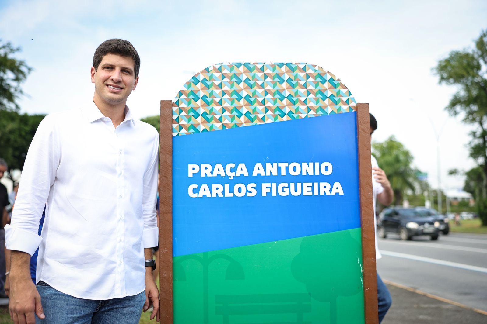 João Campos entrega praça que homenageia Antonio Carlos Figueira