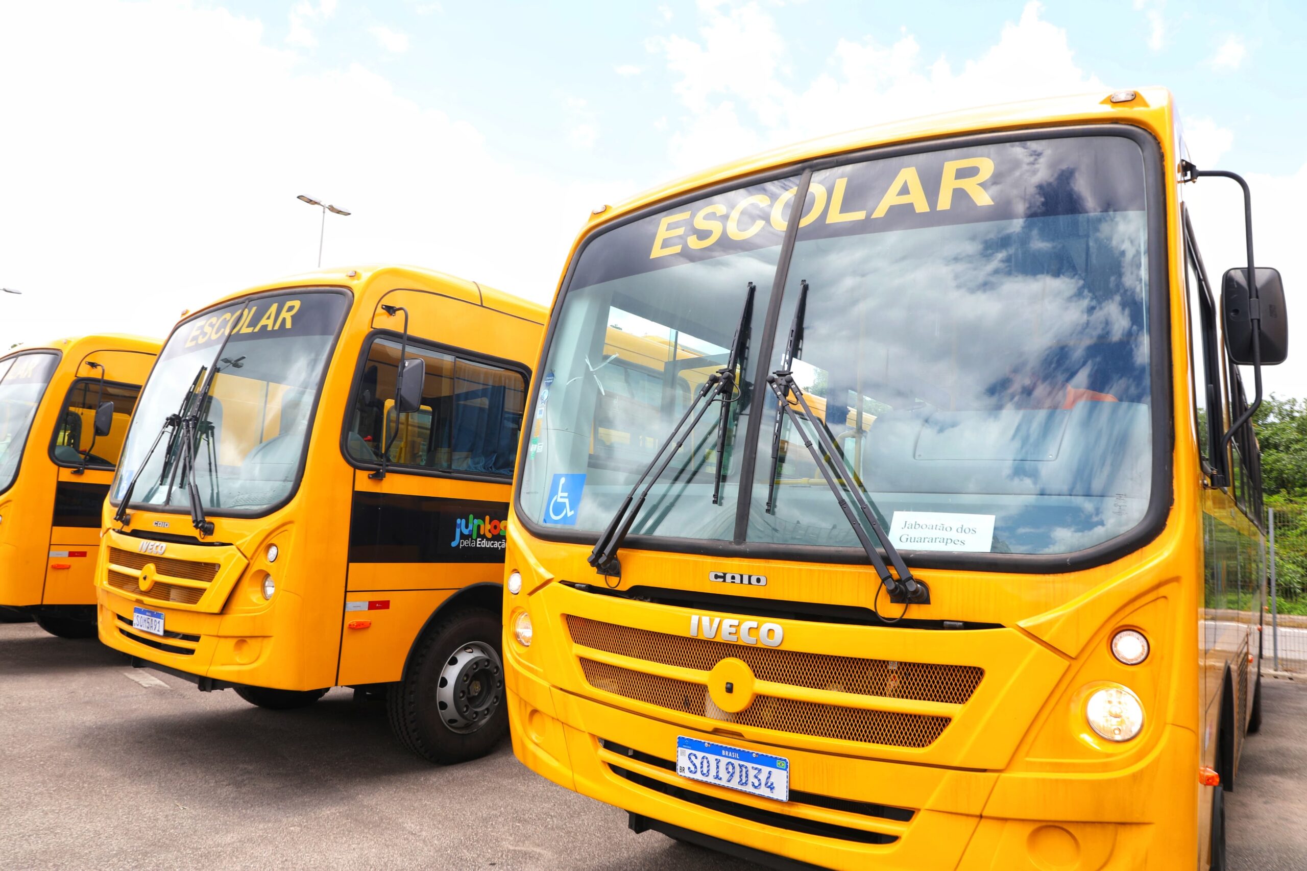 Prefeitura do Jaboatão recebe ônibus escolar do Governo do Estado