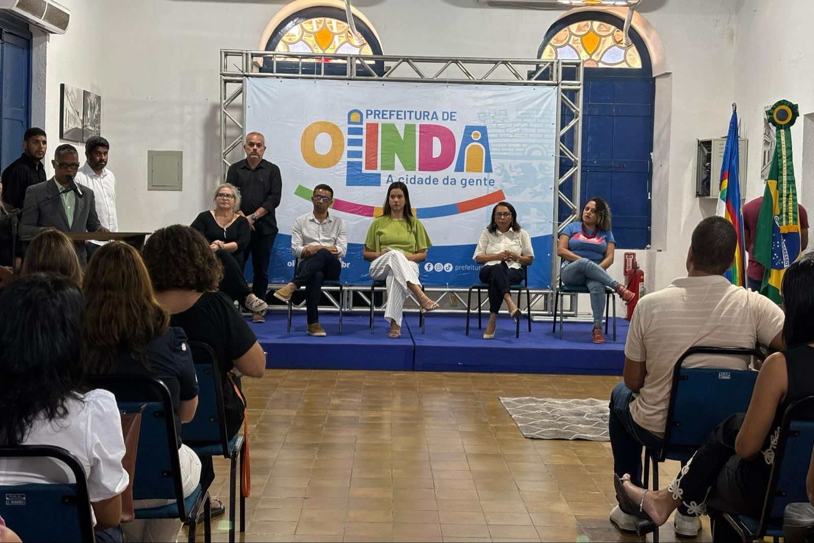 Olinda dá posse a novos professores e amplia quadro da rede municipal