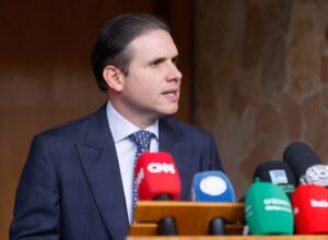 Hugo Motta sinaliza que fim da escala 6×1 deve avançar via PEC, sem regime de urgência