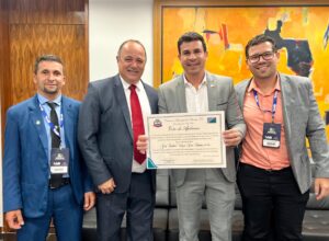Carlos Veras recebe Voto de Aplauso por voto contra a PEC da Blindagem