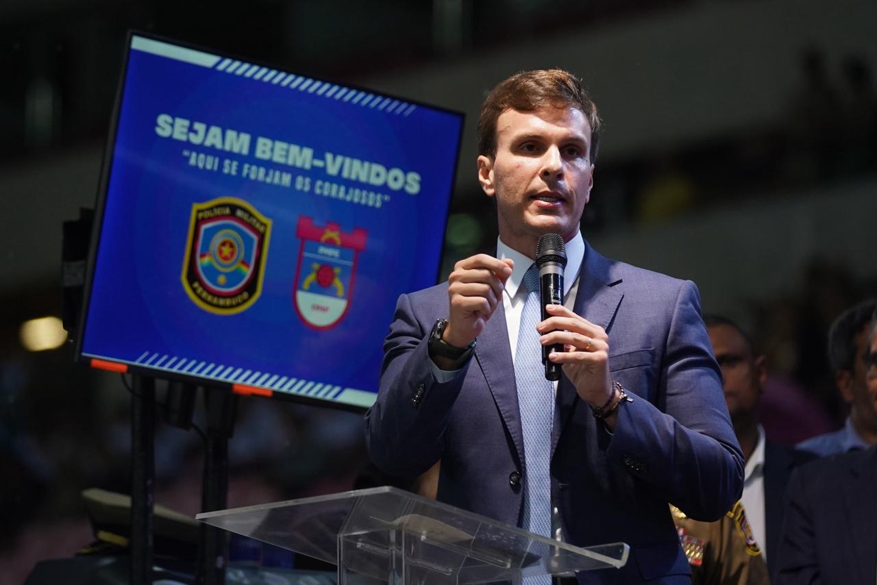 Miguel prestigia formatura de mais de 2 mil novos soldados da PMPE