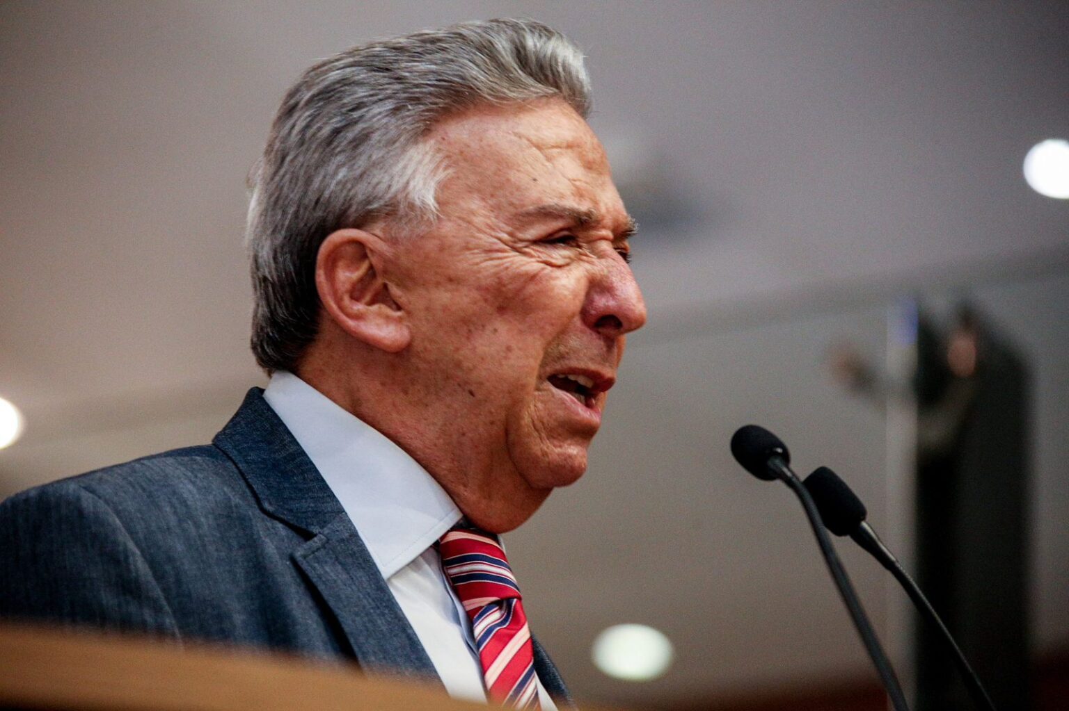 Coluna da segunda: passado de Queiroz não garante seu futuro 