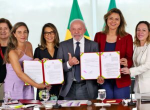 Lula sanciona leis de combate à violência contra a mulher