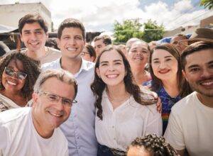 Maria Arraes visita feira de Afogados da Ingazeira com João Campos 