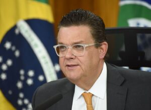 Ministro Wolney Queiroz é internado em hospital do Recife