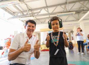 Simão Durando entrega abafadores para alunos com TEA em Petrolina 