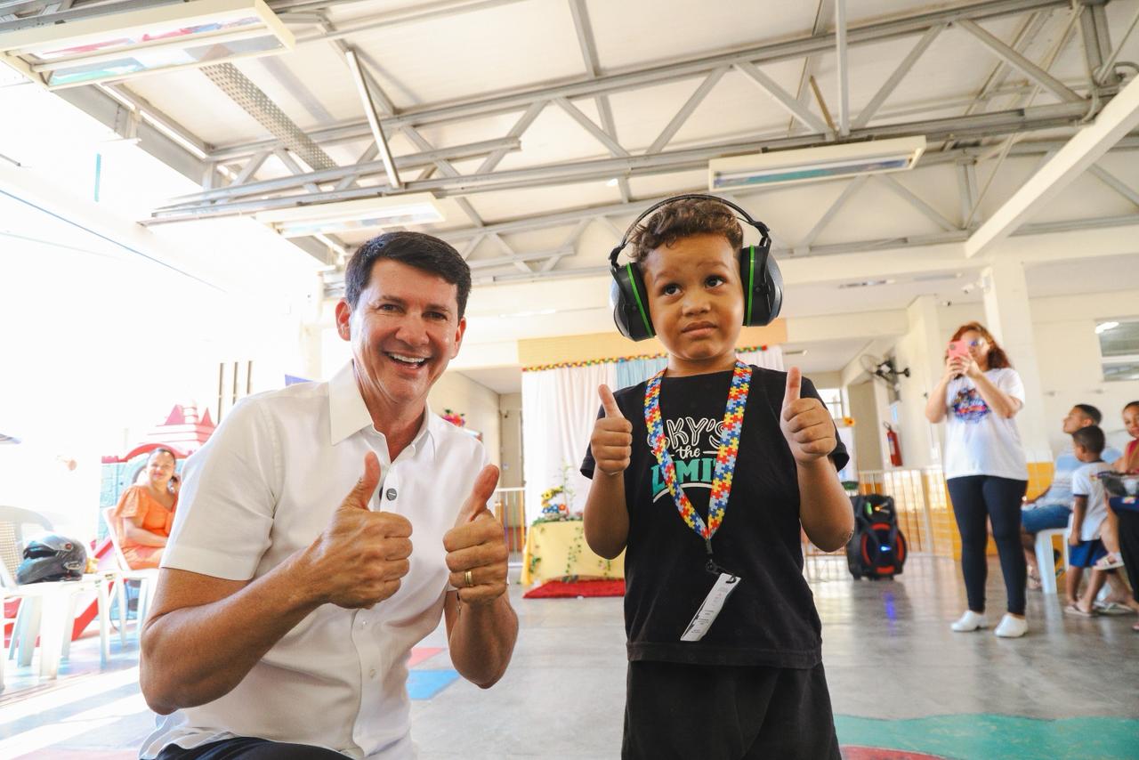 Simão Durando entrega abafadores para alunos com TEA em Petrolina 