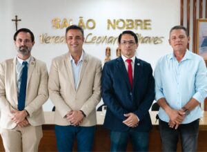 Câmara de Caruaru empossa suplente e redefine composição do Legislativo
