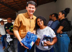Simão Durando distribui kits escolares completos a 59 mil alunos 