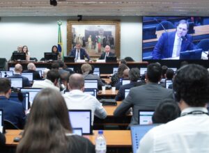 CCJ da Câmara aprova proposta que pode acabar com escala 6×1