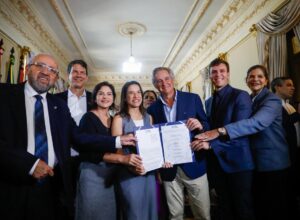 Raquel Lyra assina concessão parcial da Compesa 
