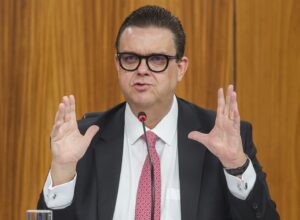 Ministro Wolney Queiroz seguirá internado até o sábado (18)